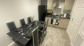 3- Bedroom House -Private Parking - contractors welcome- 2 Min M62 - Image 2