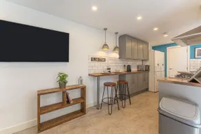 Stylish 5-bed home, each with en-suite and own TV - Image 4