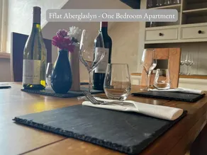 Llew Accommodation - The Townhouse - Image 5