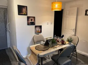 Cheerful 5-bedroom home with free parking on site - Image 5