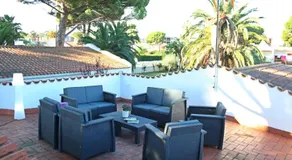 Superb Seafront Villa - Image 5