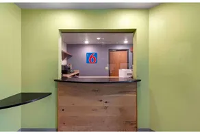 Motel 6 Suites Birmingham Pelham, AL - Image 5