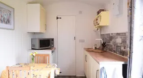 Shepherds hut with hot tub - Image 2