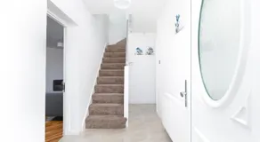 Skyvillion - London Enfield 4 Bedroom Cosy House Free Parking Garden - Image 3