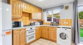 Modern Three Bedroom House Free parking wifi - Image 3