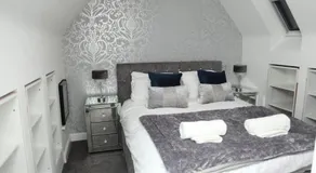 Spacious 4 bed Town House Swindon - Image 2