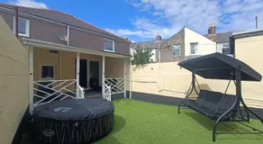 Hidden Gem with Hot Tub, Cinema and Secure Parking - Image 5