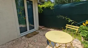Micro studette indépendante non-fumeur LA ROSÉE ABONDANTE,10m2, 45' de Paris, sanitaires dans la même pièce que le couchage sans cloison, WiFi,TV, kitchenette, mini terrasse,jardin,canapé lit 120x180 pour gabarit léger, pas adaptée aux attentes hôtelières - Image 4