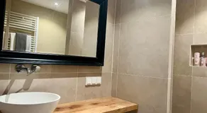 Private attic room with workspace & water view - Image 4