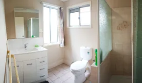 A203 Large master room  in good location - Image 3