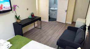 The Yew Studio - Self contained one bed studio flat with parking - Image 3
