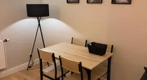 Spacious 2 bed apartment with private parking space - Image 4