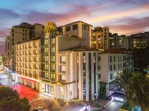 Peninsula Hotel - Image 2
