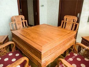 Boss Hotel - Image 4