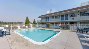 Shasta Vista Inn & Suites - Image 2