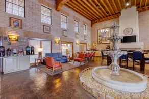 Comfort Suites Tucson near Sabino Canyon - Image 4