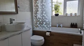 Charming spacious 2 bed apartment in quiet area - Image 2
