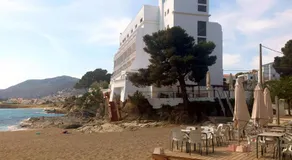 2-bedroom brand new apartment steps from the beach - Image 4