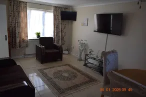 Spacious 3BR Haven in Tilbury with Free Parking - Image 2