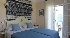 Fowlers Hotel - Image 2
