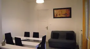 appartement individuelle refais a neuf,ds maison de maître,6 couchages dont un lit kingsize,cuisine avec lave vaisselle,rue privative pour se garer, accessibilité au jardin - Image 4