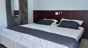 DEN LODGE - Image 2