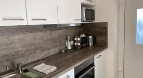 Top Modernes 1-Zimmer-Apartment mit Küche, Parkplatz, kostenfreiem WLAN und Netflix - Image 5