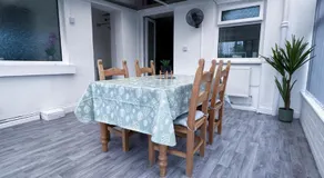 Thornleigh Guest House - Free ON STREET Parking - Image 5