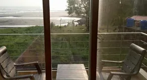 Whistling Waves Beach Resort - Image 4