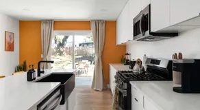 10 Min to Downtown - Modern 6 Bedroom 3 Bath Oasis - Yard Games - Image 5