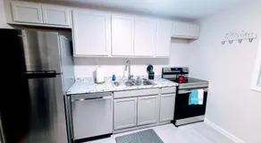 Modern 2BR Near University Hospital Downtown - Image 5