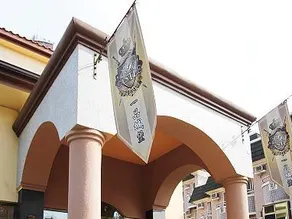 E-Ping Castle Hotel - Image 2