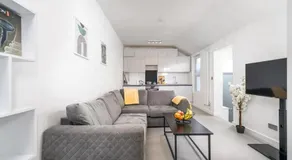 New 3BED Stylish Apartment with Amazing Transport - Image 2