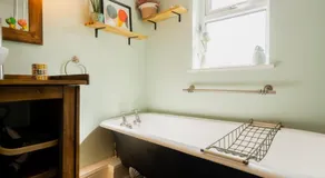 Sleeps 6 off street parking close to city - Image 3