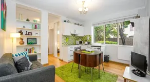 Central & Cozy Fitzroy Studio Apartment with parking - Image 2