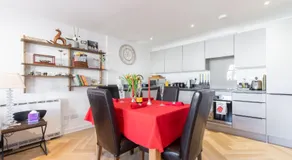 Thornton House Luxury Accommodation in the Town Centre with Private Parking - Image 2