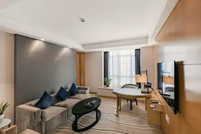 New Century Pujiang Hotel - Image 4