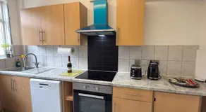 Spacious 3-Bd South Norwood Retreat, Free Parking - Image 3