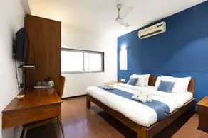 Hotel Q Deck Rooms - Vile Parle Station and Near to Mumbai Airport - Image 2