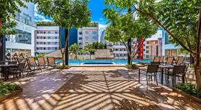 Bright coastal condo with pool access, private balcony & fast Wi-Fi - Image 4