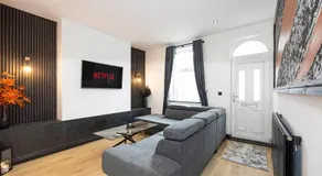 Stylish 2BR Home Sleeps 6 Cinema Room, Fast WiFi, Ideal for Short & Long Stays - Image 2