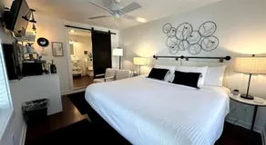 18 Vine Inn & Carriage House - Image 2