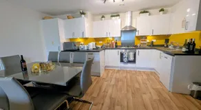 Modern 2 bedroom Flat with Parking Balcony and WiFi - Image 3