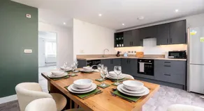 Perfect Booking 3 Bed with Spacious Parking & Garden - Image 2