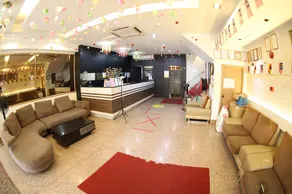 Royal Hotel - Image 2