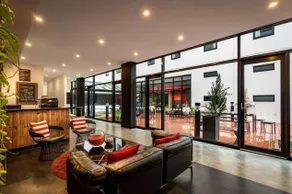 Essence Hotel Carlton - Image 3