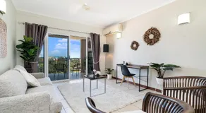Huge CBD Top Floor Apartment with Breath Taking Views! - Image 2