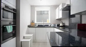 Deluxe Apartment near Cabot Circus w Parking sleeps 5 - Image 3