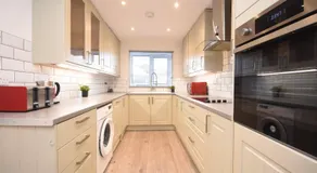 Ideal Contractor & Family Stay-Basildon Smart tv - Image 4