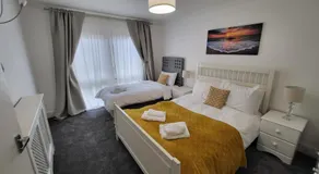 Stylish Deluxe 2BR Duplex - Parking - Near Canary Wharf - Image 2